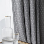 Rideau gris élégant avec motif géométrique, parfait pour ajouter une touche moderne et sophistiquée à votre intérieur. Ce rideau apporte du style et de la fonctionnalité à votre salon ou chambre. Complément idéal pour une décoration contemporaine, il offre également une ambiance chaleureuse à votre espace de vie.