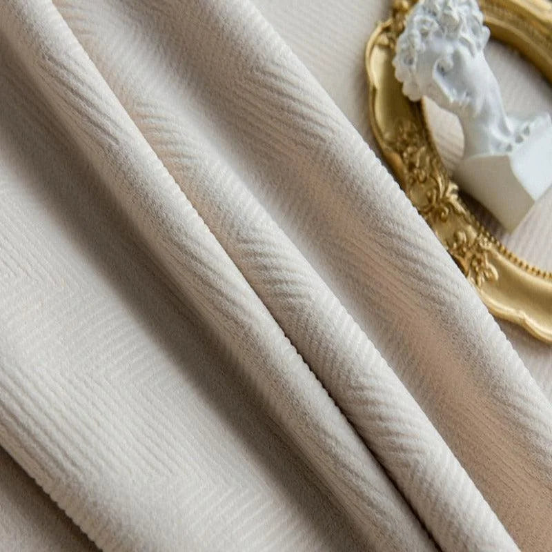 Tissu élégant de couleur beige avec motif subtil, parfait pour des décorations intérieures modernes. Idéal pour confectionner des rideaux ou des tentures afin d’ajouter une touche de sophistication à votre espace de vie. Accessoire chic et raffiné pour embellir votre maison.