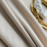 Tissu élégant de couleur beige avec motif subtil, parfait pour des décorations intérieures modernes. Idéal pour confectionner des rideaux ou des tentures afin d’ajouter une touche de sophistication à votre espace de vie. Accessoire chic et raffiné pour embellir votre maison.