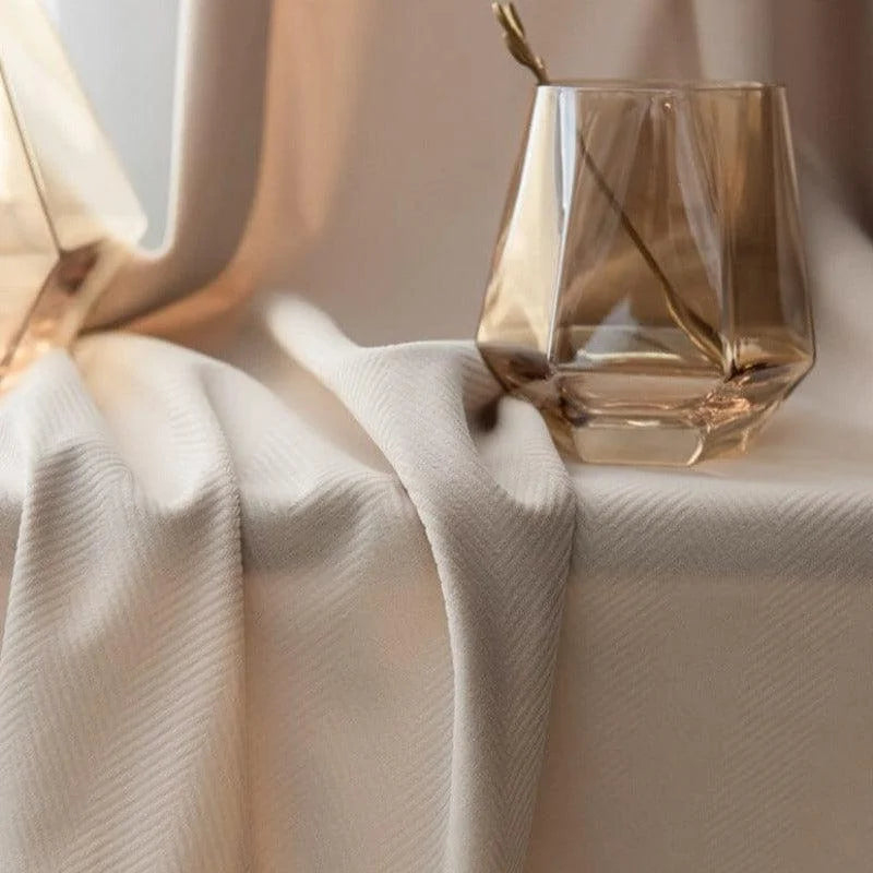 Verre d'eau élégant avec des reflets ambrés sur une table. Décoration intérieure raffinée pour un espace moderne et sophistiqué. Ambiance chaleureuse et luxueuse dans un cadre lumineux. Idéal pour un intérieur stylé et contemporain.