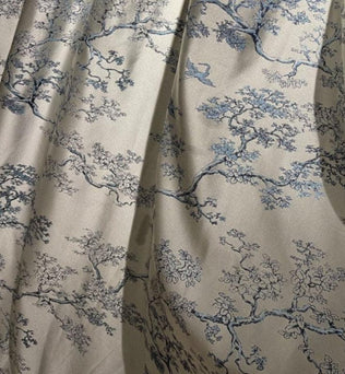 Rideau décoratif avec motif floral asiatique, élégant et raffiné, parfait pour apporter une touche de style et de sophistication à tout intérieur. Motif de branches et feuilles encre bleu classique sur fond beige, idéal pour salon, chambre ou bureau. Accessoire de décoration pour un intérieur zen et harmonieux.