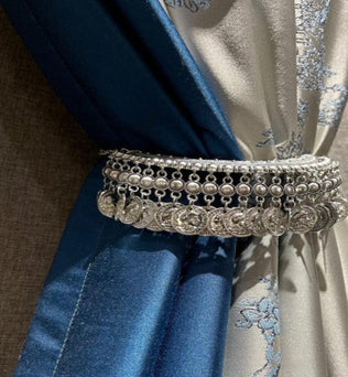 Ruban de rideau décoratif en perles et médaillons argentés, idéal pour ajouter une touche sophistiquée et élégante à votre intérieur. Accessoire d’ameublement parfait pour sublimer vos tentures avec style.