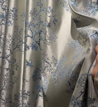 Rideau élégant avec motif floral bleu sur fond argenté, idéal pour ajouter une touche raffinée à votre intérieur. Parfait pour les salons ou les chambres à coucher, ce rideau apporte une ambiance sophistiquée et naturelle à votre espace de vie.