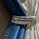 Ruban de rideau décoratif en perles et médaillons argentés, idéal pour ajouter une touche sophistiquée et élégante à votre intérieur. Accessoire d’ameublement parfait pour sublimer vos tentures avec style.