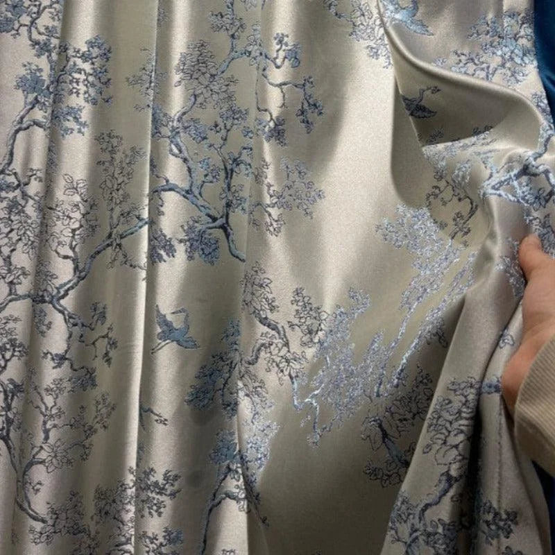 Rideau élégant avec motif floral bleu sur fond argenté, idéal pour ajouter une touche raffinée à votre intérieur. Parfait pour les salons ou les chambres à coucher, ce rideau apporte une ambiance sophistiquée et naturelle à votre espace de vie.