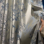 Rideau élégant avec motif floral bleu sur fond argenté, idéal pour ajouter une touche raffinée à votre intérieur. Parfait pour les salons ou les chambres à coucher, ce rideau apporte une ambiance sophistiquée et naturelle à votre espace de vie.