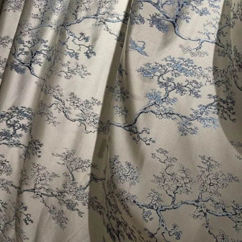 Rideau décoratif avec motif floral asiatique, élégant et raffiné, parfait pour apporter une touche de style et de sophistication à tout intérieur. Motif de branches et feuilles encre bleu classique sur fond beige, idéal pour salon, chambre ou bureau. Accessoire de décoration pour un intérieur zen et harmonieux.
