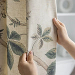Rideau décoratif avec motif botanique raffiné, idéal pour ajouter une touche naturelle à votre intérieur. Ce design de feuilles apporte élégance et chaleur à toute pièce, transformant l'atmosphère de votre maison avec style. Accessoire parfait pour le salon, la chambre ou le bureau, il conjugue esthétique et fonctionnalité pour créer un espace accueillant.