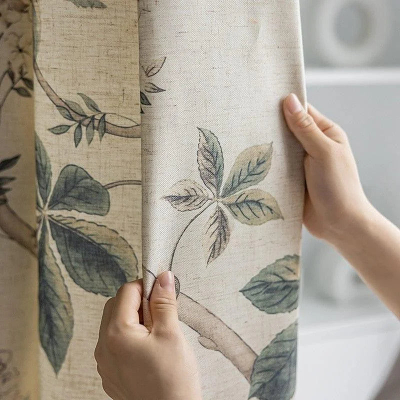 Rideau décoratif avec motif botanique raffiné, idéal pour ajouter une touche naturelle à votre intérieur. Ce design de feuilles apporte élégance et chaleur à toute pièce, transformant l'atmosphère de votre maison avec style. Accessoire parfait pour le salon, la chambre ou le bureau, il conjugue esthétique et fonctionnalité pour créer un espace accueillant.