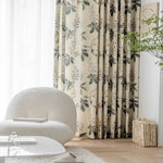 Fauteuil confortable de salon moderne devant un rideau à motif floral, créant une ambiance relaxante et naturelle. Idéal pour un intérieur contemporain avec une touche d'élégance. Décoration épurée mêlant style et confort.