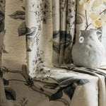 Rideau d'intérieur élégant avec motif floral, idéal pour apporter une touche de charme et de sérénité à votre décoration. Ce rideau aux motifs botaniques s'harmonise parfaitement avec un vase design et des éléments décoratifs naturels. Parfait pour créer une ambiance chaleureuse et accueillante dans votre salon ou votre chambre.