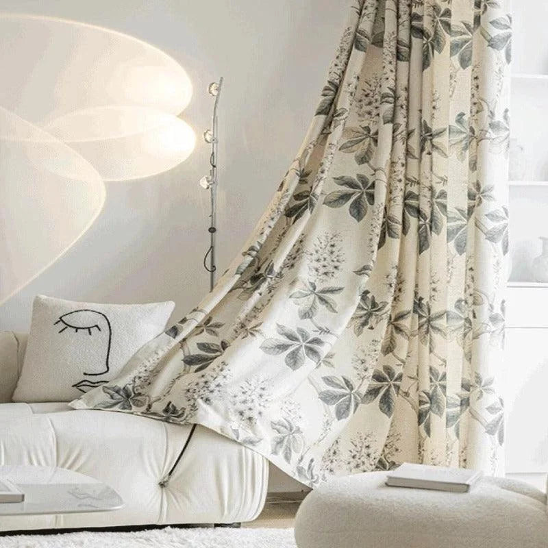 Rideau élégant à motif floral, idéal pour ajouter une touche décorative et naturelle à votre intérieur. Ce rideau suspendu apporte une ambiance chaleureuse et moderne à votre salon, parfait pour compléter un canapé blanc et un éclairage doux. Créez un espace accueillant et raffiné avec cet accessoire de décoration tendance.