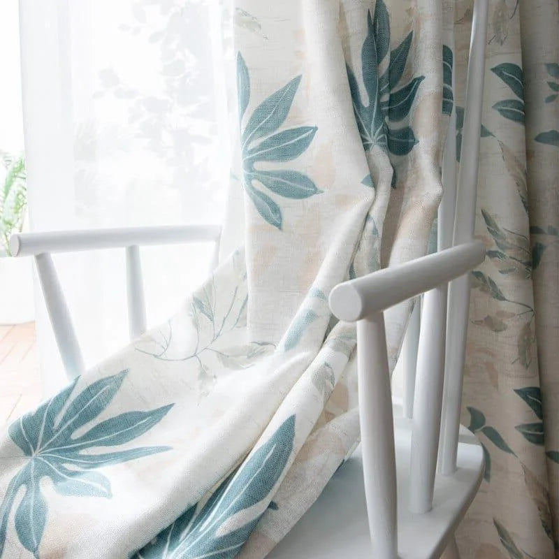 Rideaux avec motifs de feuilles bleues pour une décoration intérieure élégante et naturelle. Donnez une ambiance apaisante à votre salon ou chambre avec ces rideaux esthétiques et modernes, parfaits pour filtrer la lumière tout en ajoutant une touche de style. Accessoire déco incontournable pour les amateurs de design contemporain.