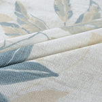 Tissu décoratif à motifs de feuilles beige et bleu, élégant et idéal pour la confection de rideaux ou le revêtement de mobilier. Design raffiné et moderne parfait pour ajouter une touche naturelle à votre intérieur.