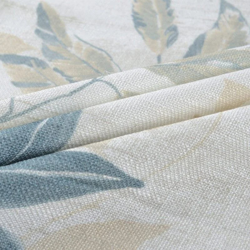 Tissu décoratif à motifs de feuilles beige et bleu, élégant et idéal pour la confection de rideaux ou le revêtement de mobilier. Design raffiné et moderne parfait pour ajouter une touche naturelle à votre intérieur.