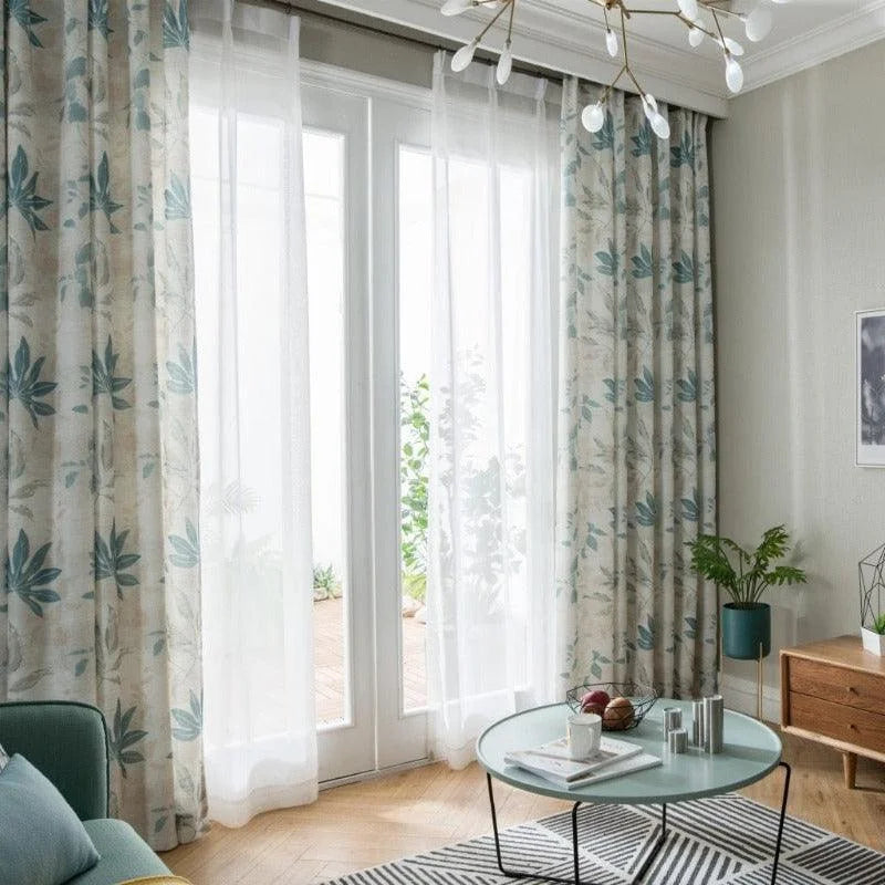 Rideaux élégants à motif floral pour salon, parfaits pour ajouter une touche de fraîcheur et de modernité à votre intérieur. Idéal pour habiller de grandes fenêtres et instaurer une ambiance lumineuse et accueillante. Accessoire déco pour maison contemporaine.