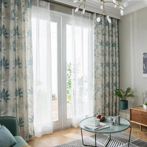 Rideaux élégants à motif floral pour salon, parfaits pour ajouter une touche de fraîcheur et de modernité à votre intérieur. Idéal pour habiller de grandes fenêtres et instaurer une ambiance lumineuse et accueillante. Accessoire déco pour maison contemporaine.