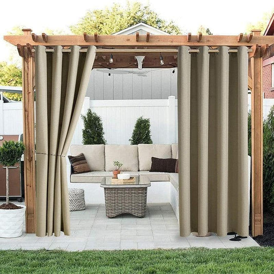 Pergola élégante avec rideaux longs, idéale pour jardin ou terrasse, offrant un espace de détente avec canapé confortable et table basse extérieure. Parfaite pour créer un coin ombragé privé et accueillir des moments conviviaux en plein air.