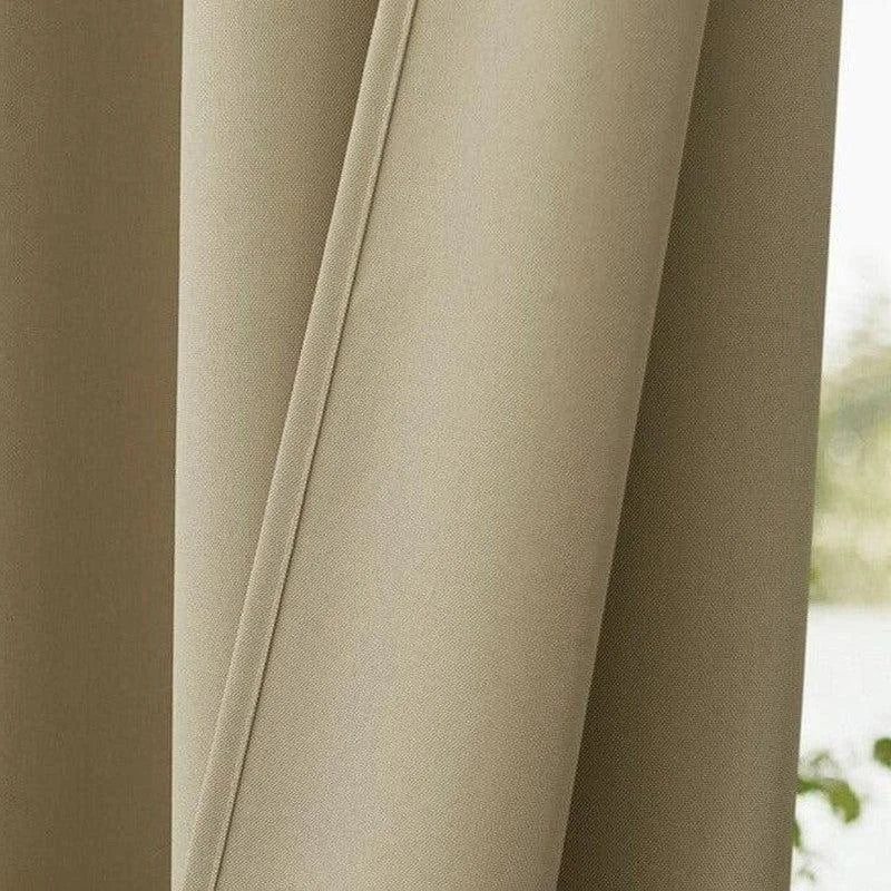 Rideaux opaques de couleur beige élégante, idéaux pour apporter une touche moderne et chaleureuse à votre intérieur tout en préservant votre intimité. Parfait pour les salons et chambres à coucher.