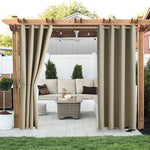 Pergola élégante avec rideaux longs, idéale pour jardin ou terrasse, offrant un espace de détente avec canapé confortable et table basse extérieure. Parfaite pour créer un coin ombragé privé et accueillir des moments conviviaux en plein air.