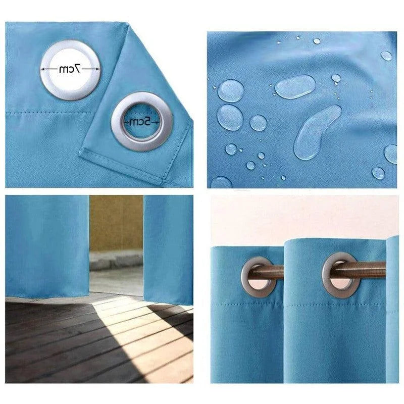 Rideau bleu avec œillets, conçu pour une installation facile et un ajustement précis grâce à un diamètre de 7 cm. Sa résistance à l'eau est illustrée par des gouttelettes visibles sur la surface, assurant une protection optimale contre l'humidité. Idéal pour embellir et protéger espaces intérieurs et extérieurs tout en laissant entrer une douce lumière naturelle.