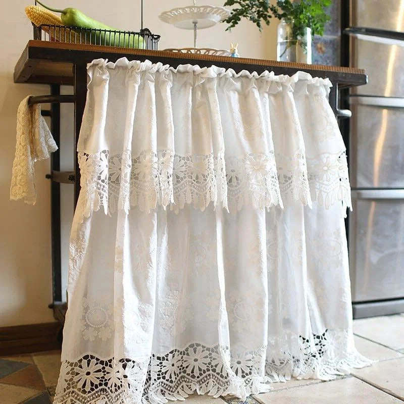 Nappe de cuisine élégante avec motifs floraux brodés, parfaite pour ajouter une touche vintage à votre intérieur. Idéale pour recouvrir une table de salle à manger ou un plan de travail, cette nappe blanche apporte charme et sophistication à votre décoration. Facile à installer et coordonner avec divers styles d'intérieur. Accessoire décoratif indispensable pour une ambiance chaleureuse et accueillante dans votre maison.