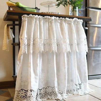 Nappe de cuisine élégante avec motifs floraux brodés, parfaite pour ajouter une touche vintage à votre intérieur. Idéale pour recouvrir une table de salle à manger ou un plan de travail, cette nappe blanche apporte charme et sophistication à votre décoration. Facile à installer et coordonner avec divers styles d'intérieur. Accessoire décoratif indispensable pour une ambiance chaleureuse et accueillante dans votre maison.