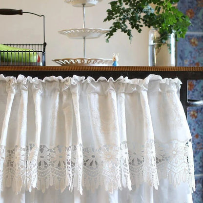 Rideau de cuisine élégant avec détail de dentelle brodée, apportant une touche de charme vintage à votre intérieur. Parfait pour ajouter du style à vos fenêtres tout en préservant l'intimité et la luminosité. Idéal pour une ambiance cosy et accueillante. Adapté à divers types de décorations d'intérieur.