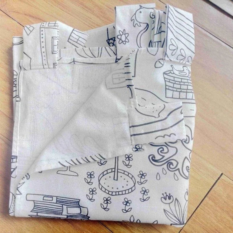 Drap de lit blanc avec motifs dessinés en noir, représentant des livres, fleurs et autres éléments décoratifs. Accessoire idéal pour ajouter une touche artistique et originale à une chambre. Parfait pour les amateurs de design unique et créatif. Convient à différents styles d'intérieur.