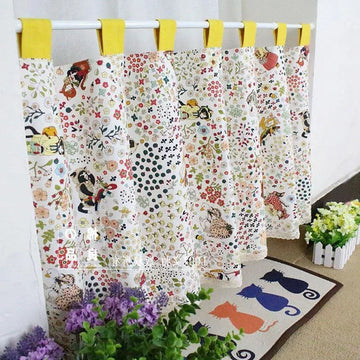 Voici un texte alternatif SEO :

Rideau décoratif avec motifs floraux et animaux, idéal pour ajouter une touche de charme et de couleur à votre intérieur. Accroché à une tringle blanche avec des onglets jaunes, il égaye la pièce tout en apportant une ambiance chaleureuse. Parfait pour les amoureux de la décoration originale et créative.