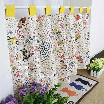 Voici un texte alternatif SEO :

Rideau décoratif avec motifs floraux et animaux, idéal pour ajouter une touche de charme et de couleur à votre intérieur. Accroché à une tringle blanche avec des onglets jaunes, il égaye la pièce tout en apportant une ambiance chaleureuse. Parfait pour les amoureux de la décoration originale et créative.