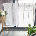Rideau décoratif élégant avec motifs en dentelle et tons naturels, parfait pour embellir une fenêtre tout en laissant passer la lumière. Dispose de délicates touches colorées pour un style bohème. Idéal pour apporter une touche de fraîcheur et de tranquillité à un intérieur moderne. Découvrez ce rideau raffiné qui s'intègre parfaitement dans un salon ou une chambre, créant une ambiance chaleureuse et accueillante.