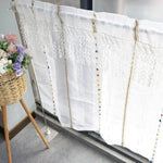 Rideau de fenêtre blanc avec motifs floraux et touches de couleur, idéal pour apporter une touche élégante et lumineuse à votre intérieur. Parfait pour la décoration de la maison, ce rideau assure une ambiance douce et accueillante. Accompagnez-le d'un bouquet de fleurs pour un effet décoratif sublimé.