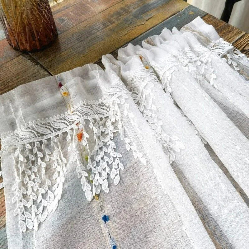 Rideau décoratif blanc avec motifs brodés en forme de feuillage, idéal pour ajouter une touche élégante à votre intérieur. Parfait pour les salons et chambres à coucher, ce rideau embellit votre espace tout en filtrant la lumière avec raffinement. Accessoire incontournable pour une décoration chic et lumineuse.