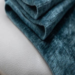 Tissu bleu texturé plié soigneusement sur une surface claire, idéal pour la décoration intérieure et l'ameublement. Accessoire tendance pour sublimer votre espace de vie avec élégance et modernité.