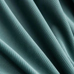 Texture élégante d'un tissu bleu-vert avec motif en chevrons, idéal pour ajouter une touche sophistiquée à votre intérieur. Parfait pour la décoration moderne, ce tissu offre un design raffiné qui s'adapte à divers styles de décoration.