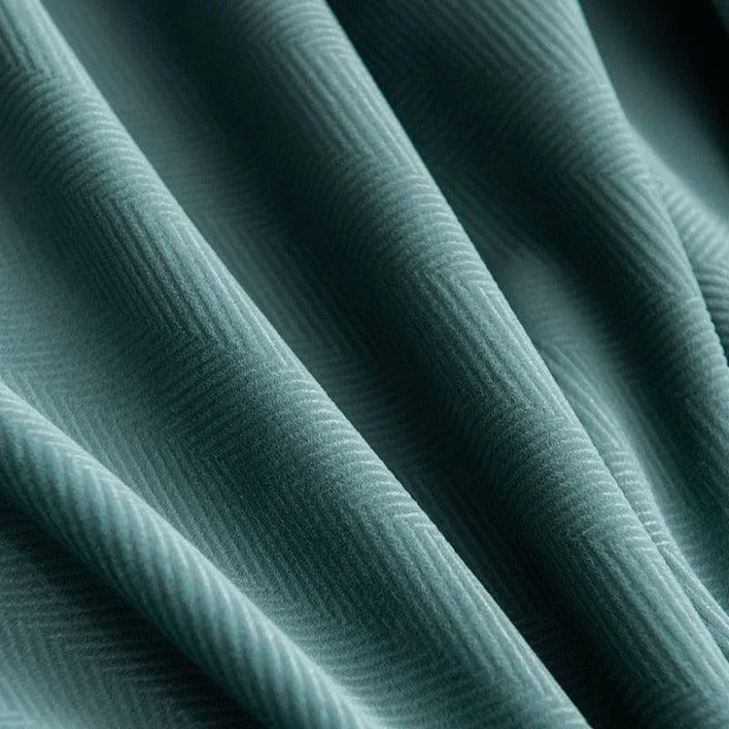Texture élégante d'un tissu bleu-vert avec motif en chevrons, idéal pour ajouter une touche sophistiquée à votre intérieur. Parfait pour la décoration moderne, ce tissu offre un design raffiné qui s'adapte à divers styles de décoration.