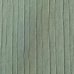 Texture de surface striée vert olive, idéale pour décoration intérieure moderne, revêtement mural élégant, style minimaliste.