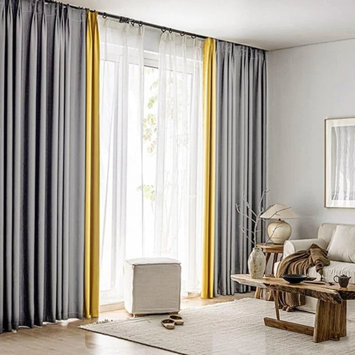 Rideaux élégants dans un salon moderne, combinant des teintes grises et jaunes pour un effet décoratif sophistiqué. Ils offrent une ambiance lumineuse et accueillante, idéale pour les intérieurs contemporains. La pièce est aménagée avec des meubles en bois et des éléments décoratifs naturels, créant un espace chaleureux et stylé.