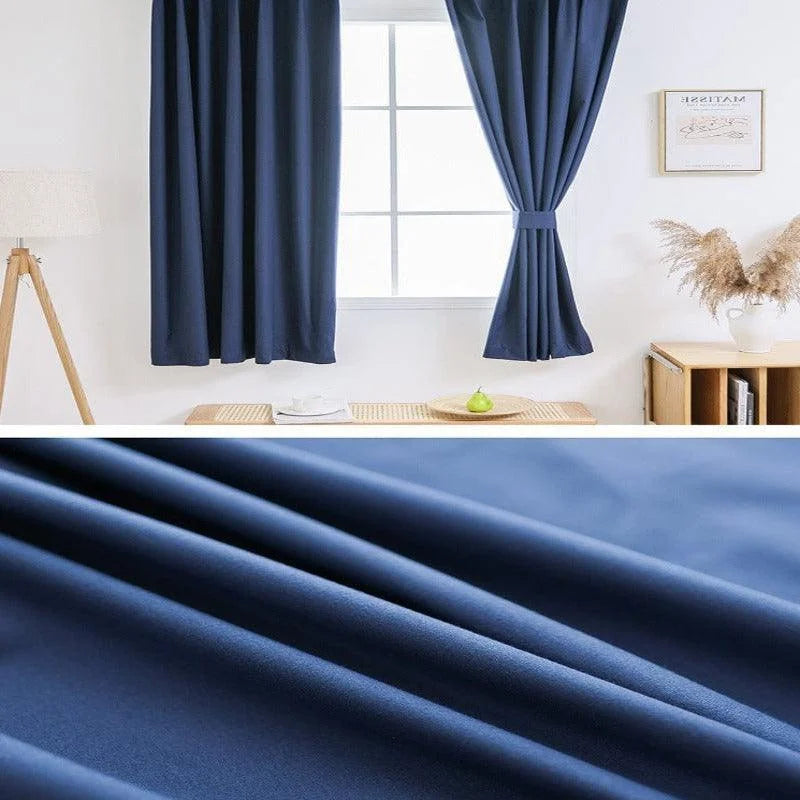 Rideaux occultants bleu marine élégants pour salle de séjour moderne, décoration intérieure raffinée, idéal pour embellir votre espace de vie tout en préservant l'intimité et en bloquant la lumière extérieure. Créez une ambiance chaleureuse et sophistiquée dans votre salon avec ces rideaux tendance au design intemporel. Parfaits pour ajouter une touche de couleur à votre décoration tout en assurant confort et style.