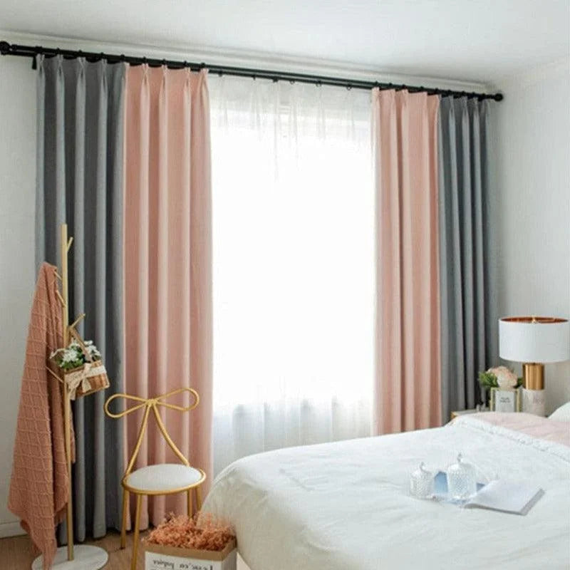 Rideaux élégants bicolores gris et rose dans une chambre moderne, apportant une touche de sophistication et de douceur à la décoration intérieure. Parfaits pour filtrer la lumière tout en ajoutant une ambiance cosy, idéals pour les chambres à coucher ou les salons. Design contemporain pour un intérieur raffiné.