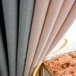 Rideaux élégants en dégradé de gris et rose, parfaits pour ajouter une touche de sophistication moderne à votre intérieur. Ces panneaux de rideaux sont idéaux pour créer une ambiance chaleureuse et accueillante dans n'importe quelle pièce de votre maison. Un choix parfait pour une décoration intérieure à la fois chic et fonctionnelle.