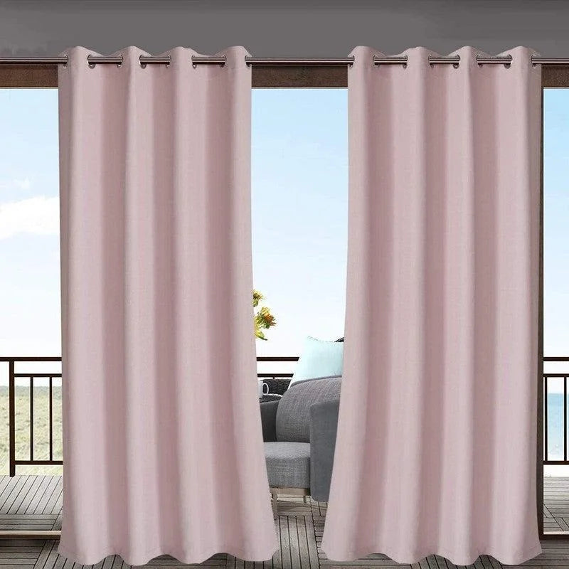 Rideaux occultants roses suspendus devant une large fenêtre de salon, offrant une ambiance élégante et moderne. Conçus pour bloquer efficacement la lumière, ils ajoutent une touche douce et chaleureuse à la décoration intérieure. Idéal pour les chambres ou les salons, améliorant à la fois l'intimité et le style de votre espace de vie. Parfaits pour créer une atmosphère relaxante et confortable.