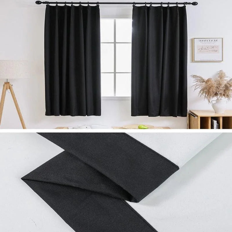 Rideaux noirs élégants pour salon moderne, parfaits pour bloquer la lumière et ajouter une touche de sophistication. Accessoire idéal pour une décoration intérieure contemporaine, avec une fixation à œillets pour une installation facile.