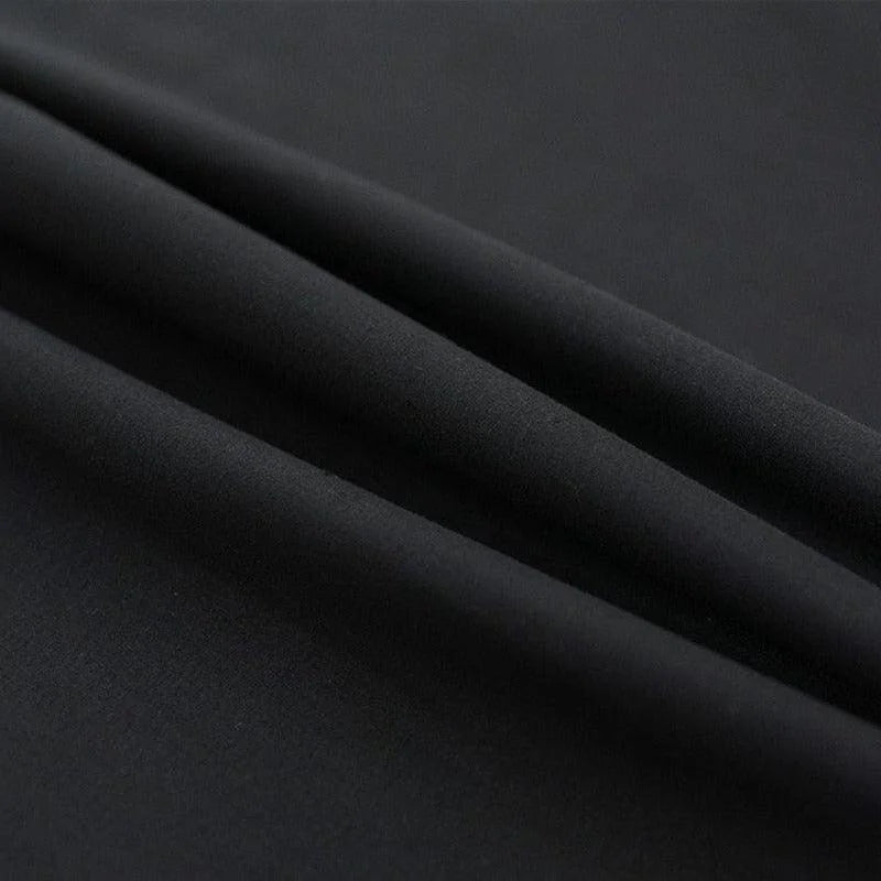 Image d’un tissu noir élégant, idéal pour confectionner des vêtements sur mesure. Ce textile offre une apparence sophistiquée, parfait pour des costumes ou des robes de soirée. Sa couleur sobre et intemporelle assure une allure chic et moderne.
