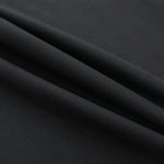 Image d’un tissu noir élégant, idéal pour confectionner des vêtements sur mesure. Ce textile offre une apparence sophistiquée, parfait pour des costumes ou des robes de soirée. Sa couleur sobre et intemporelle assure une allure chic et moderne.