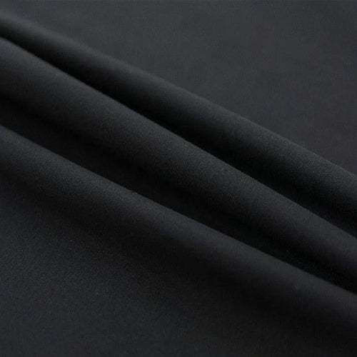 Image d’un tissu noir élégant, idéal pour confectionner des vêtements sur mesure. Ce textile offre une apparence sophistiquée, parfait pour des costumes ou des robes de soirée. Sa couleur sobre et intemporelle assure une allure chic et moderne.