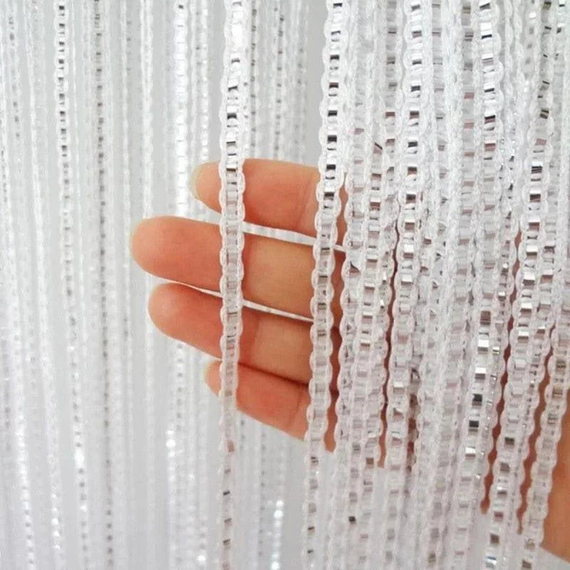 Chaîne décorative translucide, idéale pour séparer les espaces intérieurs avec élégance. Parfaite pour ajouter une touche moderne et aérienne à votre décoration. Facile à installer, elle permet de créer des ambiances lumineuses et contemporaines dans n'importe quelle pièce.