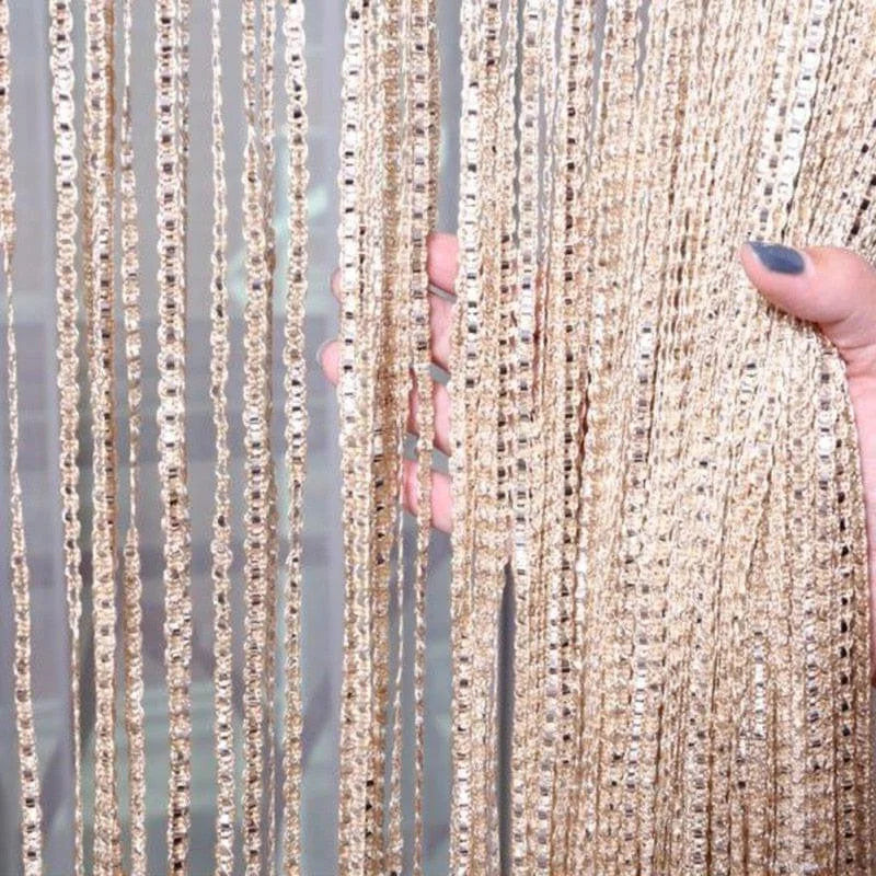 Rideaux décoratifs brillants pour intérieur, parfaits pour ajouter une touche d'élégance et de sophistication à votre espace. Idéal pour séparer les pièces ou embellir une fenêtre, ce produit est un choix parfait pour moderniser votre décoration intérieure. Facile à installer, ces rideaux se prêtent à de multiples styles d'intérieurs, créant une ambiance chaleureuse et accueillante.