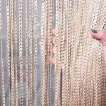 Rideaux décoratifs brillants pour intérieur, parfaits pour ajouter une touche d'élégance et de sophistication à votre espace. Idéal pour séparer les pièces ou embellir une fenêtre, ce produit est un choix parfait pour moderniser votre décoration intérieure. Facile à installer, ces rideaux se prêtent à de multiples styles d'intérieurs, créant une ambiance chaleureuse et accueillante.